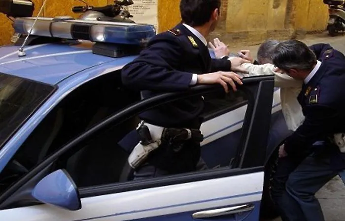 Catania: fermato senza patente, fugge a folle velocit&agrave; in viale Rapisardi