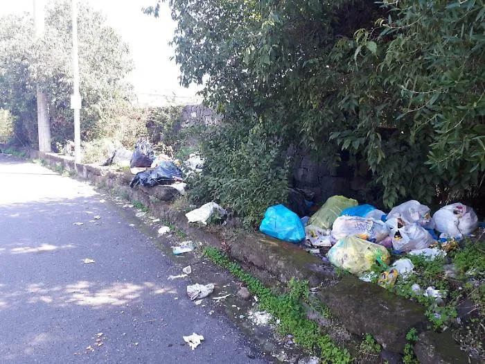 Aci Catena (CT) : i soliti incivili che abbandonano la spazzatura.