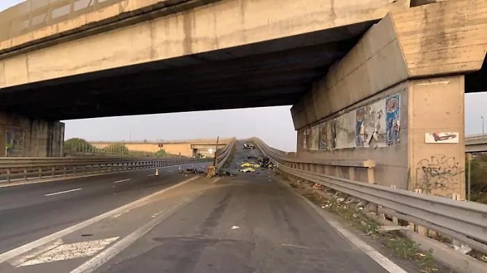 Belpasso, auto si schianta contro il guard railMorti quattro giovani, ferito il conducente