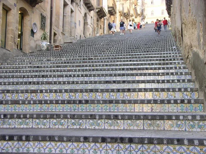 Caltagirone, tredicenne in gita scolastica cade da scalinata: &egrave; in coma farmacologico