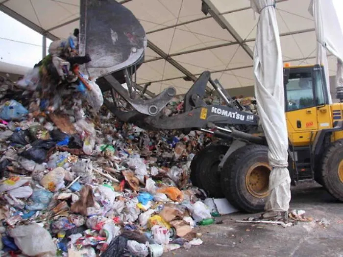 La puzza dei rifiuti siciliani arriva a Roma: nuova emergenza alle porte