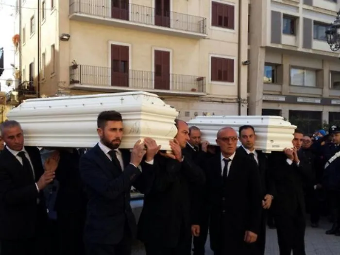 Gela, rose bianche per dare l'ultimo saluto a Gaia e Maria Sofia
