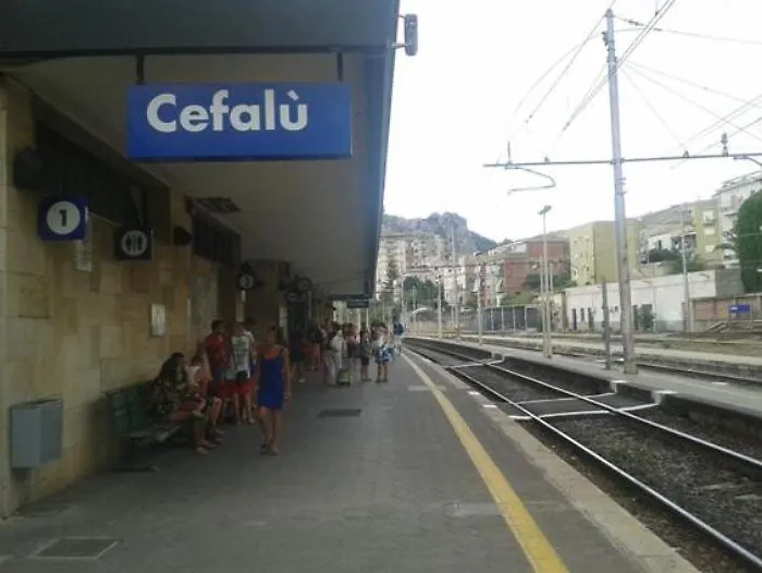 Cefal&ugrave;, locomotore a fuoco evacuato il treno Roma Palermo