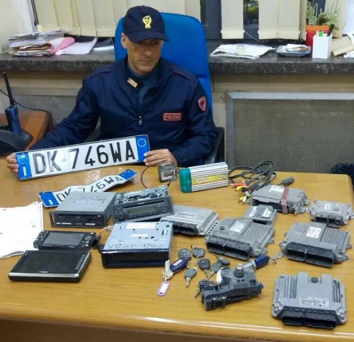 Catania, in un capannone la centrale dei furti d'auto