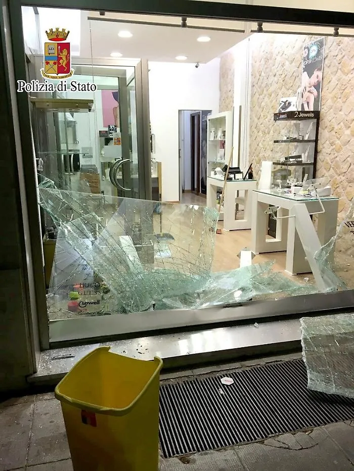 Maxi furto in una gioielleria a Raffadali, i ladri svuotano tutto: bottino da 100 mila euro