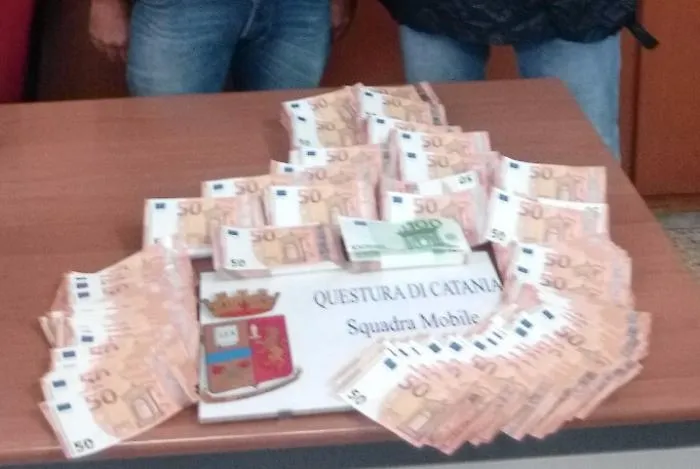 Scende dalla nave e in valigia ha 100 mila euro in banconote false: arrestato
