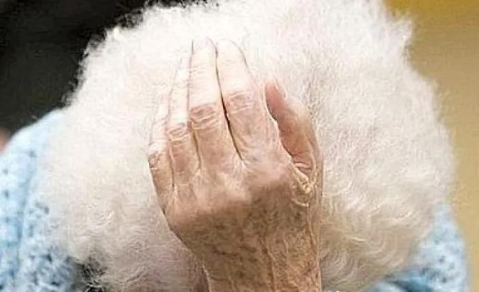 Gela, un'anziana cade a casa e resta a terra 4 giorni: trovata esanime