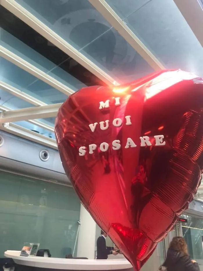 "Mi vuoi sposare", proposta in aeroporto a Catania: la risposta di lei sorprende tutti  