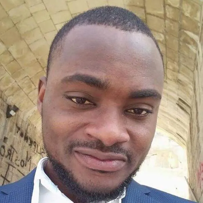 Peter, il nigeriano in cerca di lavoro che trova portafogli e lo restituisce