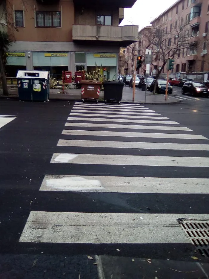 Catania: cassonetti dei rifiuti in "divieto di sosta"