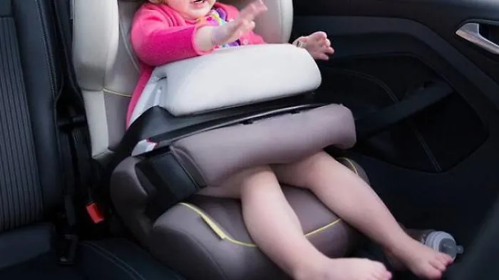 Bimbo dimenticato in auto, la legge sui seggiolini anti-abbandono ferma in un cassetto