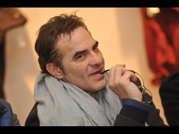 Francesco Baccini al Chiostro del Carmine: ironia, rock e blues chiudono il MACC Music Festival
