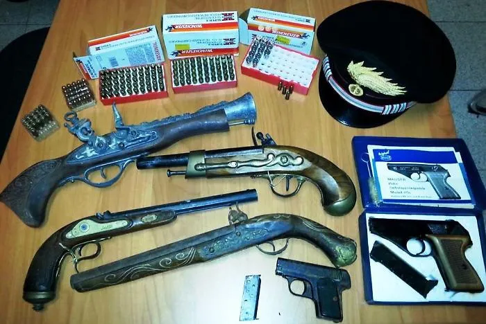 Pedara, nasconde in casa armi clandestine e munizioni