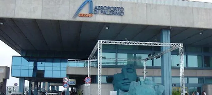 Voli cancellati all'aeroporto di Palermo per venti di scirocco