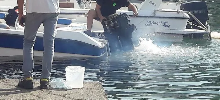 San Giovanni Li Cuti: nel porticciolo motori accesi inquinano il mare