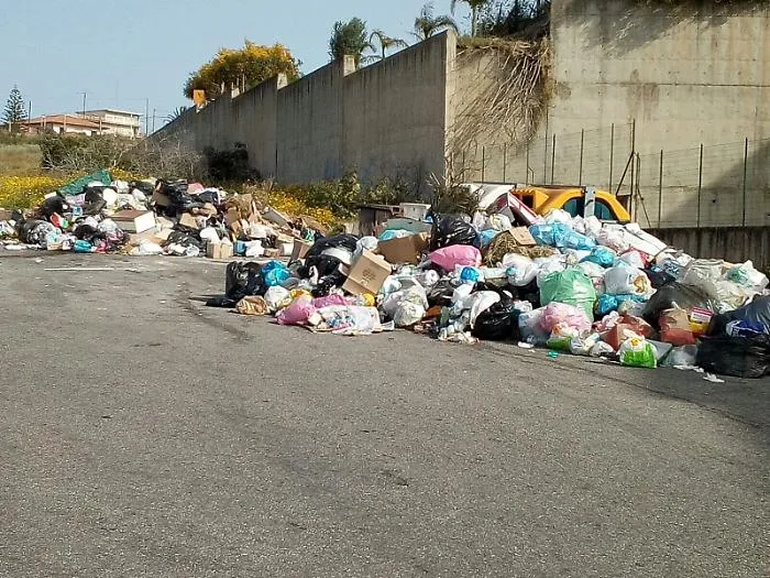 Catania: lo sciopero &egrave; finito, ma a San Giorgio i rifiuti sono ancora l&igrave;