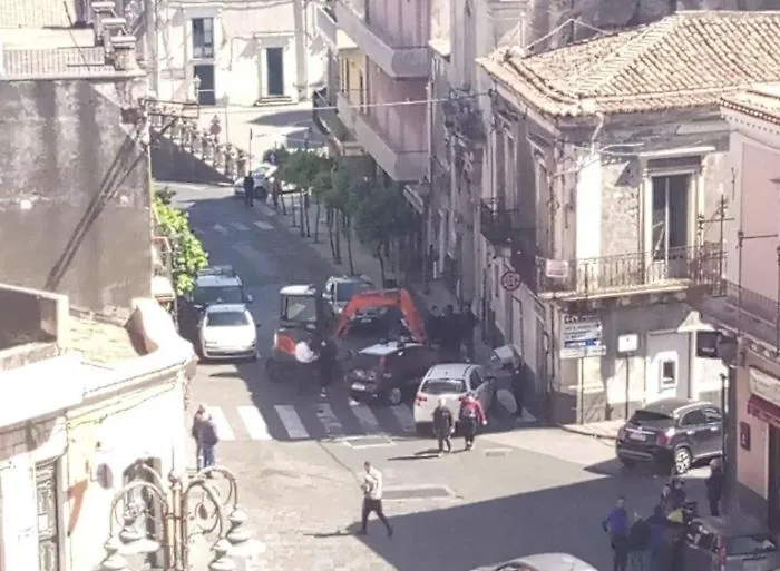 Acicatena, rapina in banca (con escavatore) in pieno giorno