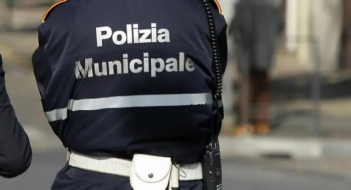 Tampona un'auto con bimbi a bordo, fugge e aggredisce i vigili: arrestato 27enne ubriaco in via Libert&agrave;
