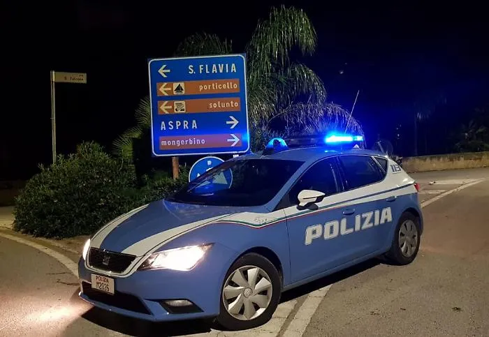 Droga nascosta nel pollo allo spiedo scoperta per un incidente stradale