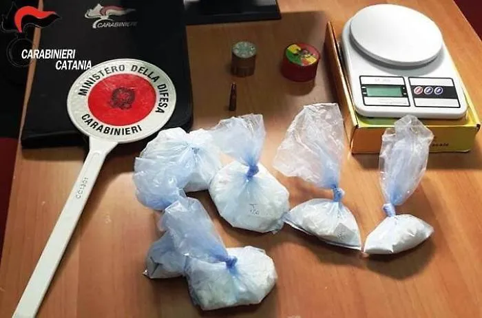 Catania, inseguito e fermato corriere della droga con mezzo chilo di cocaina