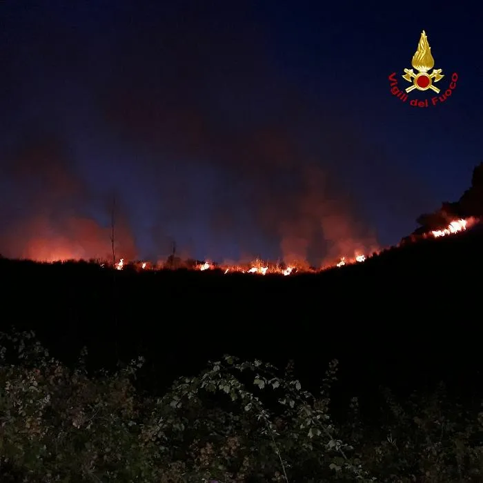 Aci Castello, brucia la collina di Vampolieri: residenti fuori dalle case