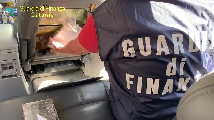 Catania, Gdf scopre 13 chili di droga nascosti in due auto su una bisarca