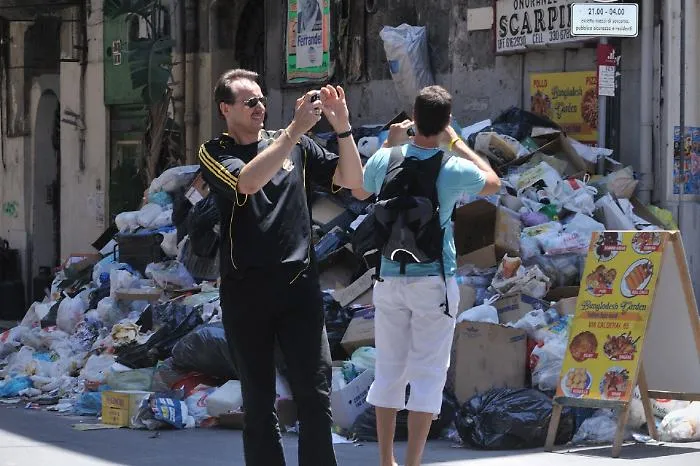 Oltre dieci tonnellate di rifiuti in strada: a Palermo &egrave; emergenza