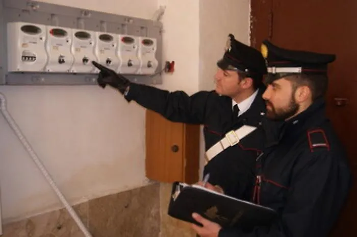 Palermo, rubavano la corrente nell'alloggio occupato abusivamente: denunciato sette donne