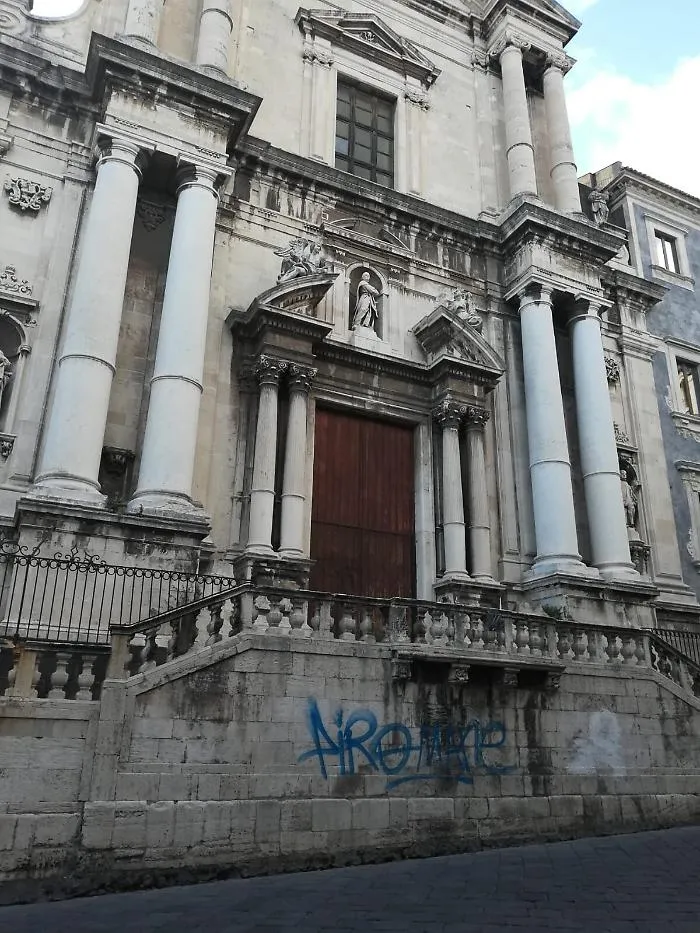 Catania, via dei Crociferi: barocco oscurato da scarabocchi