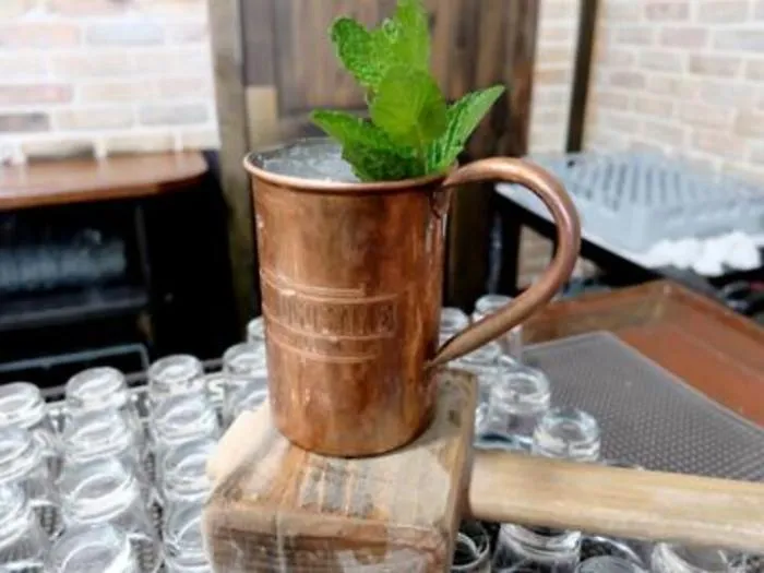 Occhio al Moscow Mule servito nel rame, il cocktail alla moda &egrave; rischioso