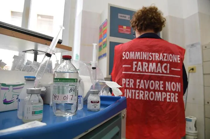 Psicosi meningite anche in Sicilia, assedio ad Asp e farmacie: ore di attesa per vaccinarsi