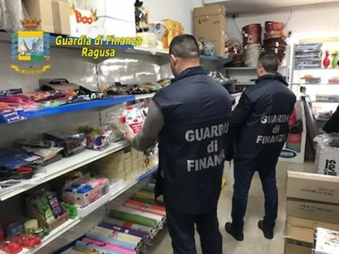 Vittoria, 40 mila articoli sequestrati in negozio gestito da cinese