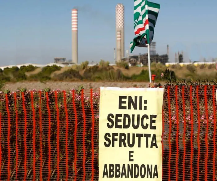 L'altro polo petrolchimico, a Gela n&eacute; puzza n&eacute; lavoro: svolta "green" incompiuta