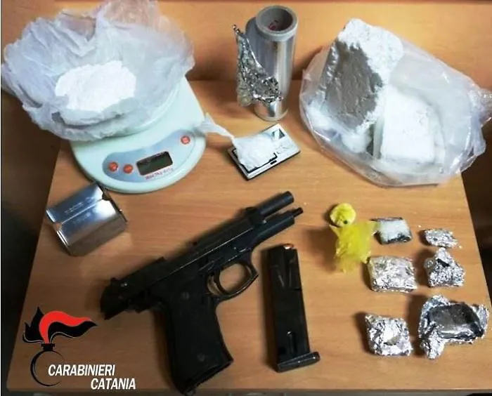 Catania, in casa aveva armi e un chilo di droga: arrestato