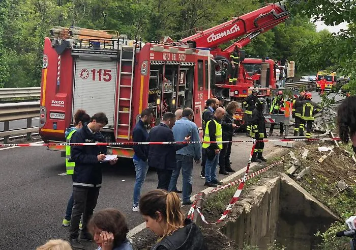 Bus turistico si ribalta sulla Siena-Firenze: un morto, diversi feriti e persone ancora incastrate nel mezzo