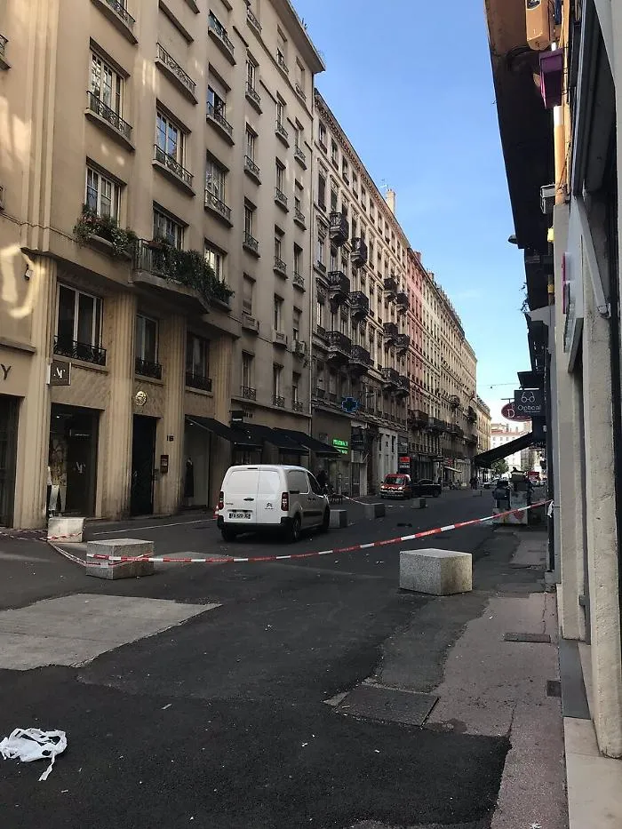 Paura per attentato a Lione: esplode pacco bomba. Otto feriti