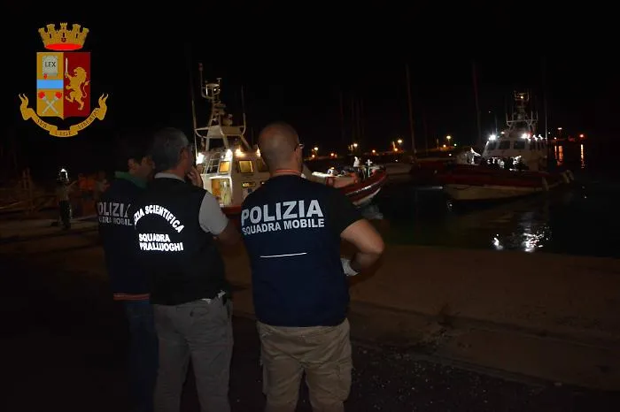 Migranti: testimoni e selfie accusano scafista, un fermo a Pozzallo