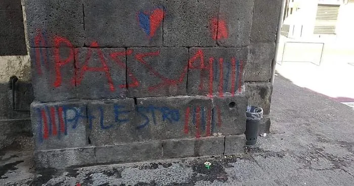 Catania, Porta Ferdinandea imbrattata da pseudo tifosi