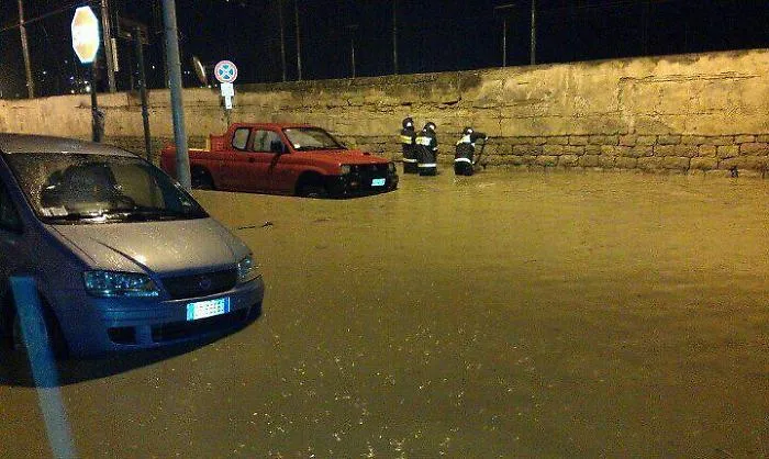 Meteo, la Sicilia sferzata dai temporali: scuole chiuse, allagamenti e c'&egrave; un disperso