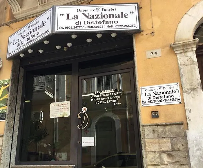 Ragusa, avvertimento ad agenzia di pompe funebri: incendiata l'auto