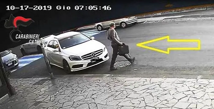 Neutralizzava telecomandi e rubava dentro auto in sosta: arrestato