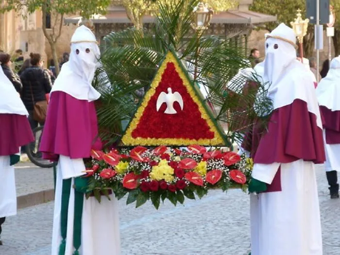 Settimana Santa a Enna, le confraternite verso il Duomo in attesa della processione