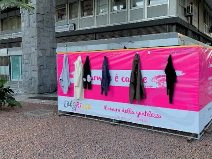 "Appendi un cappotto a qualcuno servir&agrave;": a Catania l'idea dei giovani di Laboriusa