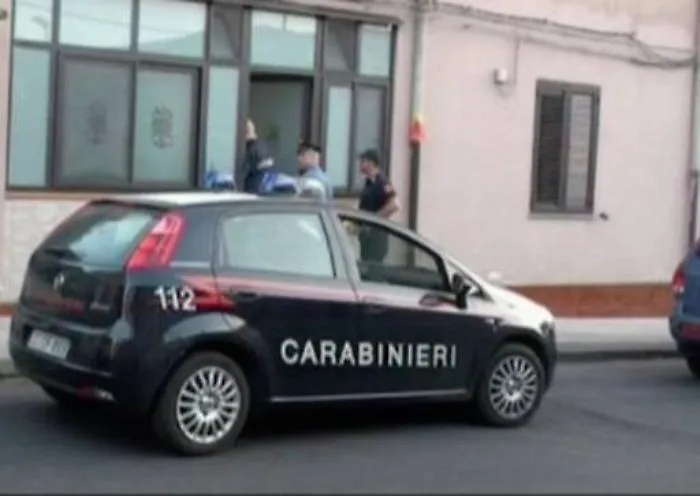 Siracusa, sassi contro gli anziani: bullo di 15 anni finisce in una comunit&agrave;