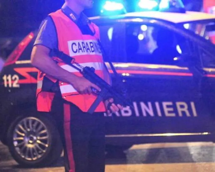 Acireale, padre e figlio forzano posto di blocco: inseguiti e arrestati