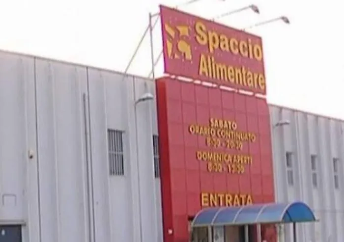 Adrano: chiuso anche il 3&deg; spaccio alimentare, 35 i licenziamenti