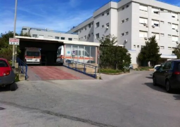 Avola, gli negano il metadone e lui spara tre colpi di fucile