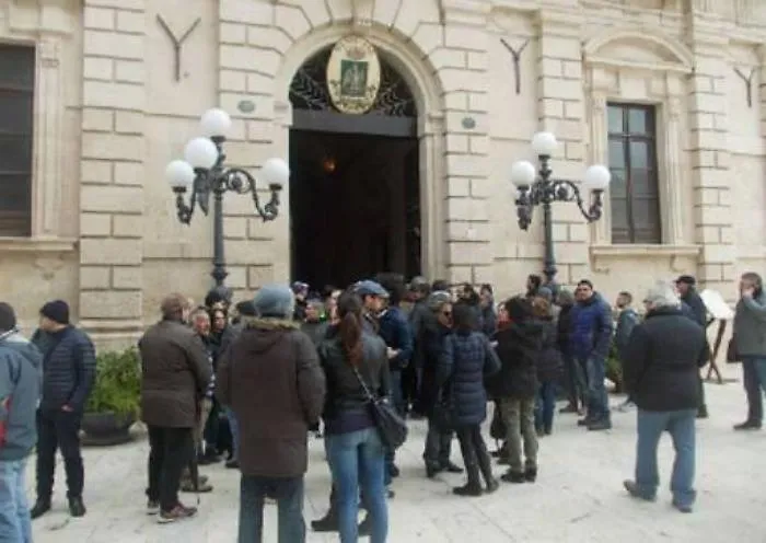 &laquo;Buffoni, ladri, dimettetevi&raquo; a Siracusa consiglieri nella bufera