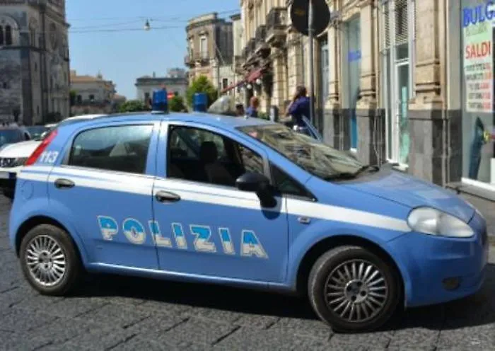 Catania, auto rubata con pistola pronta per crimine: sequestrata