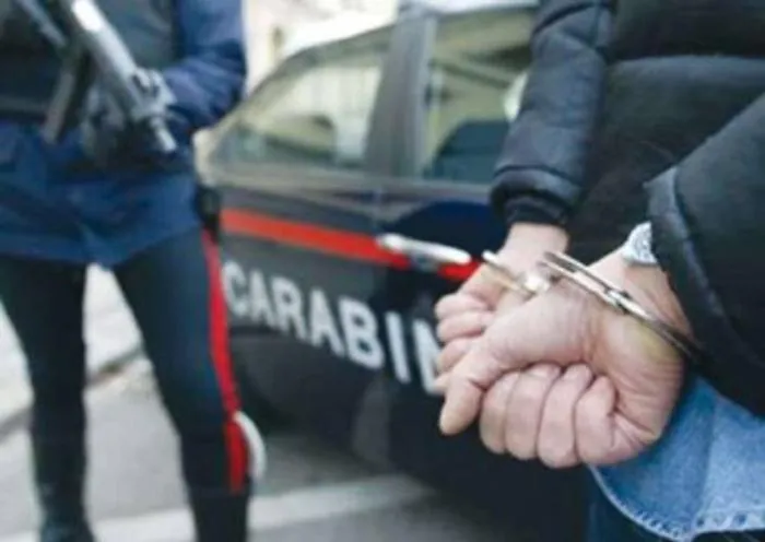 Augusta, la madre si oppone alla relazione e lei col fidanzato la aggrediscono con delle scariche elettriche